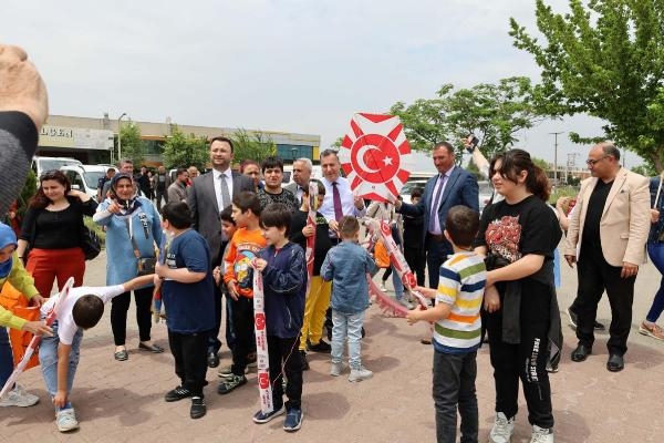 Turgutlu'da otistik çocuklar uçurtma şenliğinde gönüllerince eğlendi