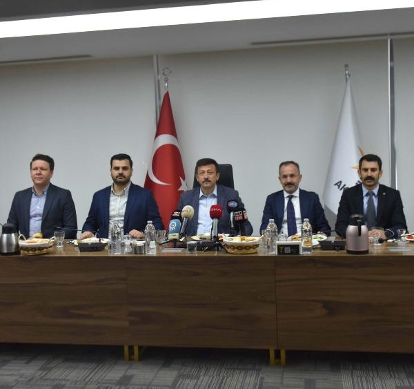 Yerel yönetimlerin İzmir'e makam koltuğu görüyor