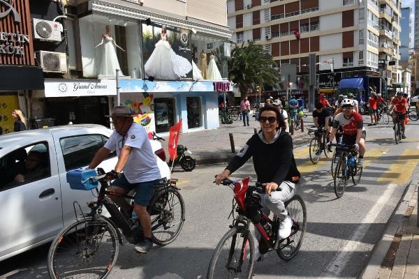 Yüzlerce bisikletli Atatürk için pedal çevirdi