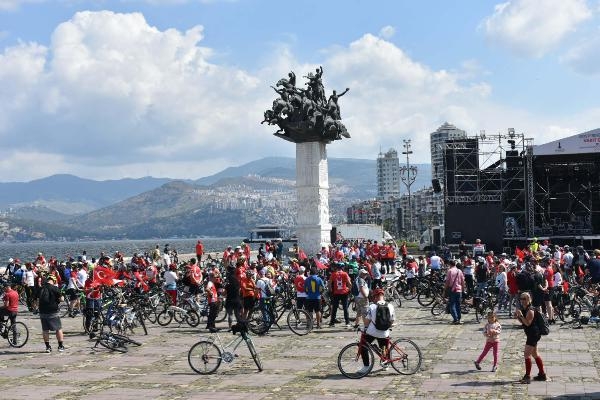 Yüzlerce bisikletli Atatürk için pedal çevirdi