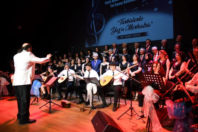 Belediye başkanı koroda türkü söyledi
