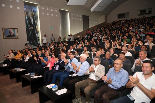 Belediye başkanı koroda türkü söyledi