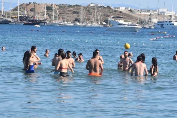 200 bin nüfuslu Bodrum'a 60 bin araç geldi