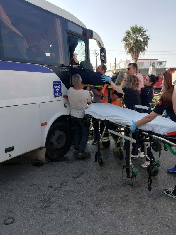 Akhisar'da servis aracı çarpıştı: 1 ölü, 10 yaralı