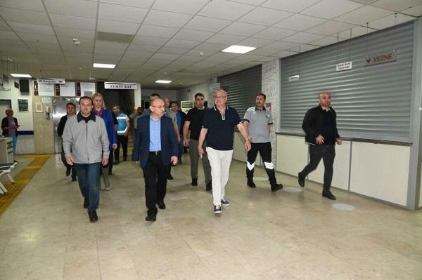 Akhisar'da yaşanan su baskınları sonrası temizlik çalışmaları sürüyor