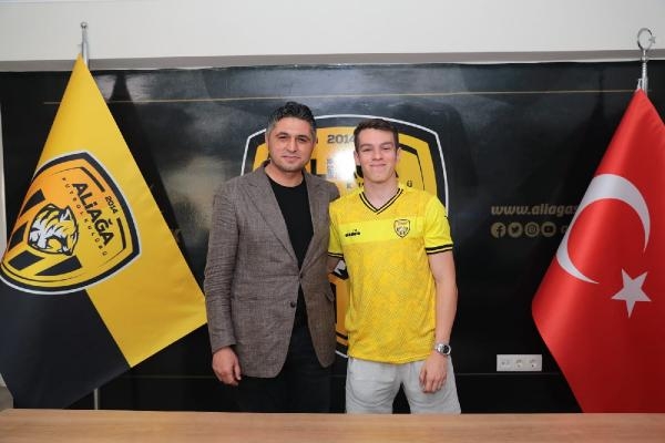 Aliağa FK'da imzalar konuştu