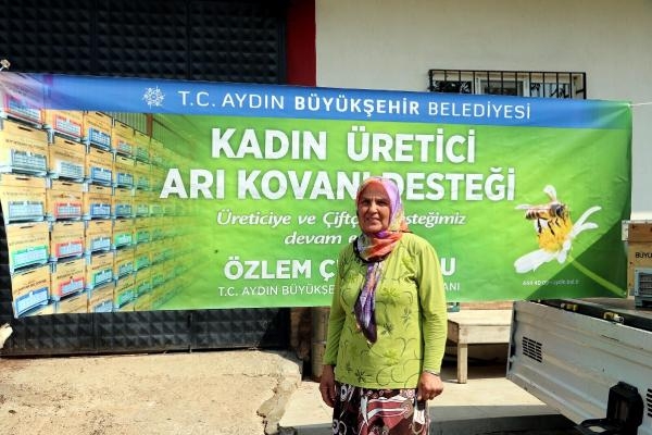 Aydın Büyükşehir Belediyesi'nden kadın arıcılara kovan desteği