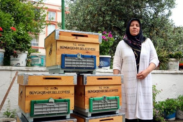 Aydın Büyükşehir Belediyesi'nden kadın arıcılara kovan desteği