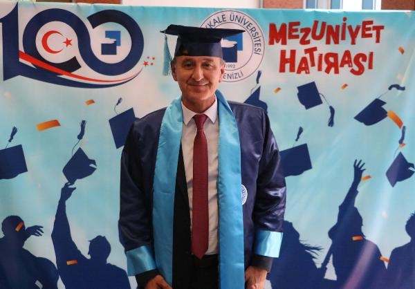 Babalar, çalıştıkları üniversiteden mezun oldular