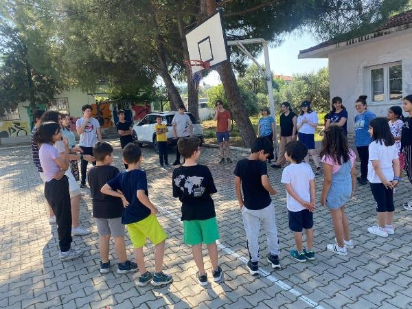 Bahçesine kamp kurdukları okulun duvarlarını renklendirip, öğrencileriyle oyunlar oynadılar