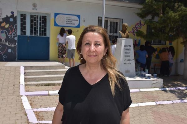 Bahçesine kamp kurdukları okulun duvarlarını renklendirip, öğrencileriyle oyunlar oynadılar