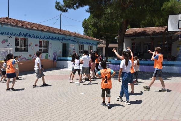 Bahçesine kamp kurdukları okulun duvarlarını renklendirip, öğrencileriyle oyunlar oynadılar