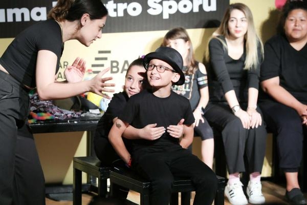 Bayraklı'da 'Doğaçlama Tiyatro Sporu' ayakta alkışlandı