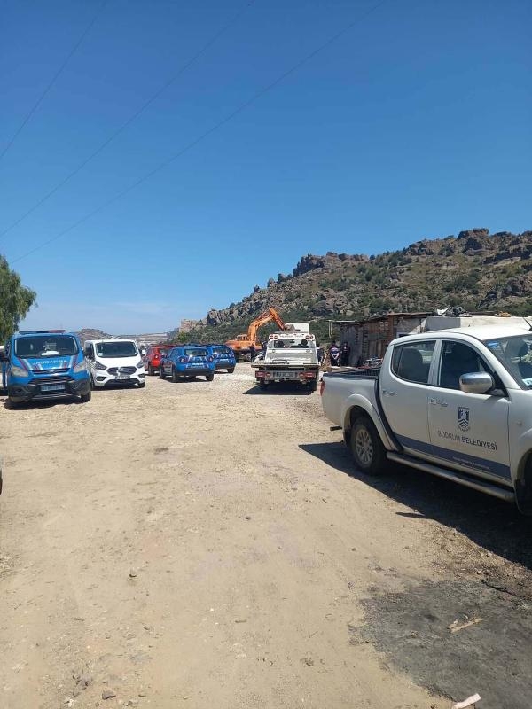 Bodrum'da mera alanındaki kaçak yapı, ekipler tarafından yıkıldı
