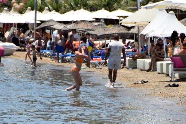 Bodrum'da plajlarda bayram yoğunluğu