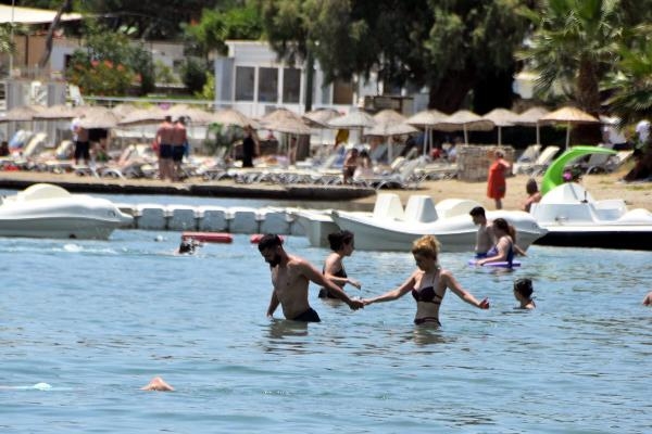 Bodrum'da plajlarda bayram yoğunluğu