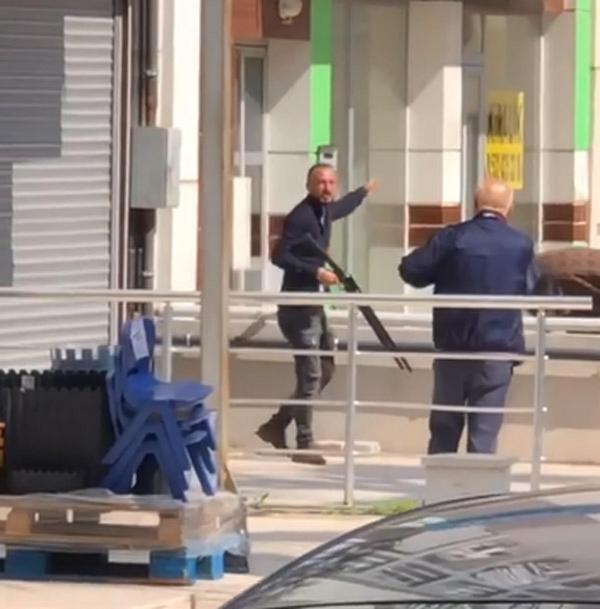 Caddede tüfekle havaya rastgele ateş açtı