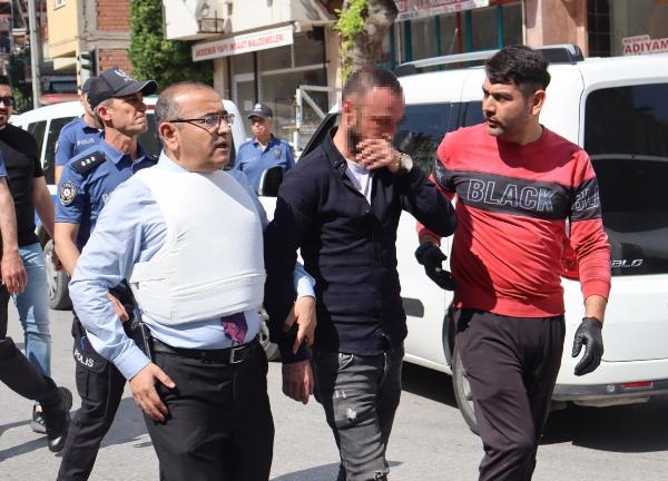Caddede tüfekle havaya rastgele ateş açtı
