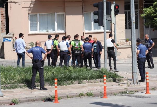 Caddede tüfekle havaya rastgele ateş açtı