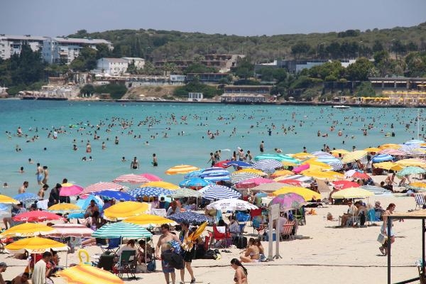 Çeşme Ilıca Plajı'nda iğne atsan yere düşmez