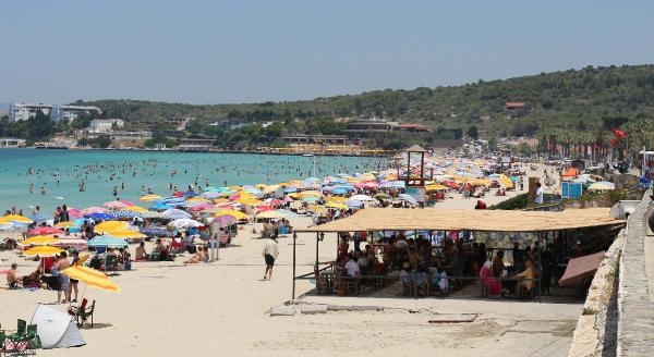 Çeşme Ilıca Plajı'nda iğne atsan yere düşmez