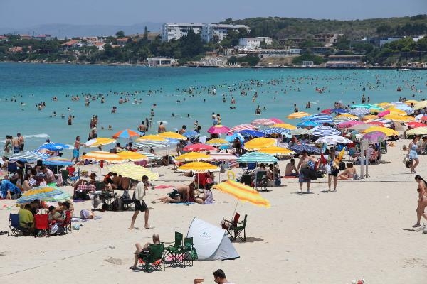 Çeşme Ilıca Plajı'nda iğne atsan yere düşmez