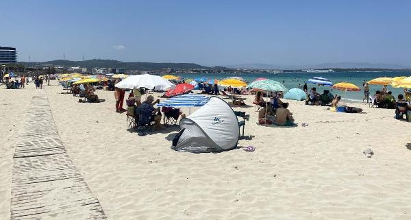 Çeşme Ilıca Plajı'nda iğne atsan yere düşmez