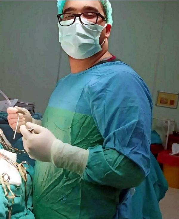 Doktora yumruk atıp, bıçak çeken sanığa indirim