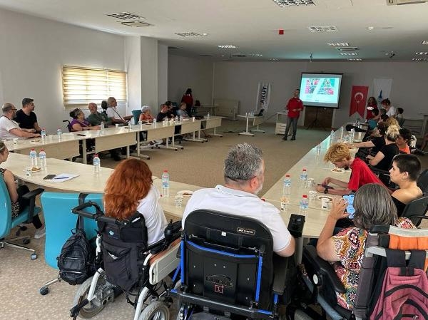 Engelsizmir afet eğitiminde! 30'a yakın kursiyer ilk derse girdi