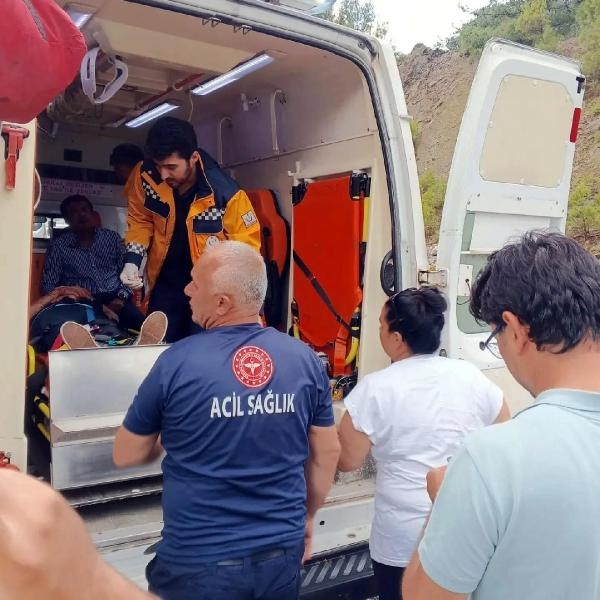 Eski Bakan Nihat Zeybekci kazada yaralandı