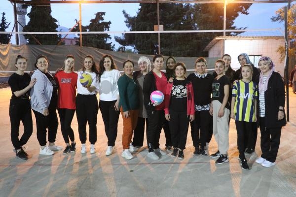Gündüz tarlada, akşam voleybolda