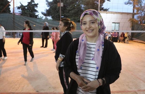 Gündüz tarlada, akşam voleybolda