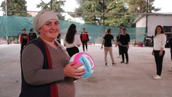 Gündüz tarlada, akşam voleybolda