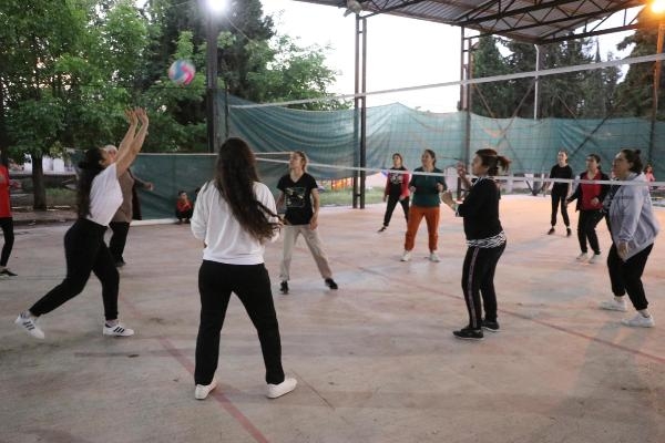 Gündüz tarlada, akşam voleybolda