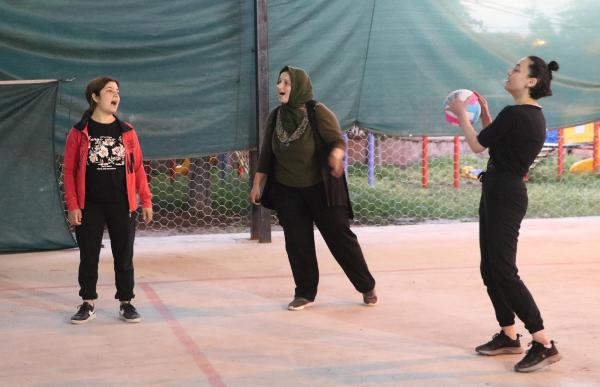 Gündüz tarlada, akşam voleybolda