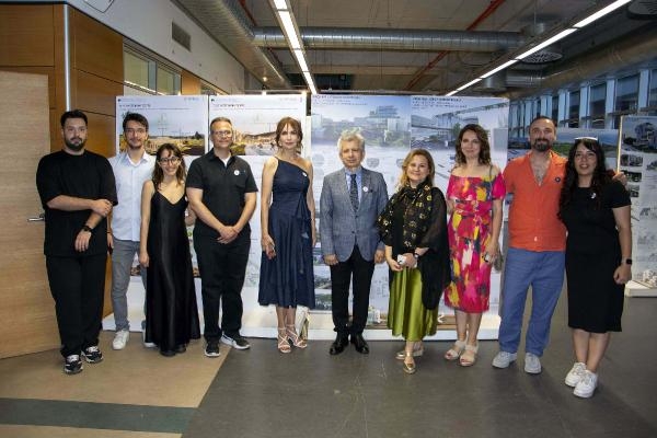 İEÜ'lü gençlerden mezuniyet sergisi ve defilesi