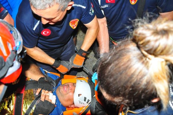 İple kanyona inerken düşen dağcı 11 saatte kurtarıldı