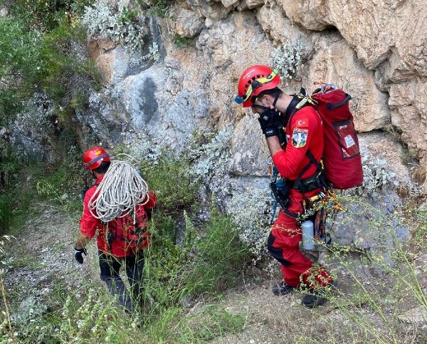 İple kanyona inerken düşen dağcı 11 saatte kurtarıldı