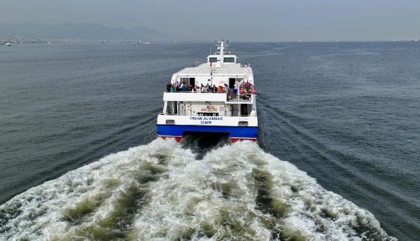 İzmir-Midilli hattında sezon açıldı! İlk gemi 267 yolcuyla hareket etti