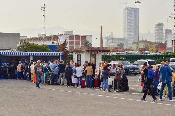 İzmir-Midilli hattında sezon açıldı! İlk gemi 267 yolcuyla hareket etti