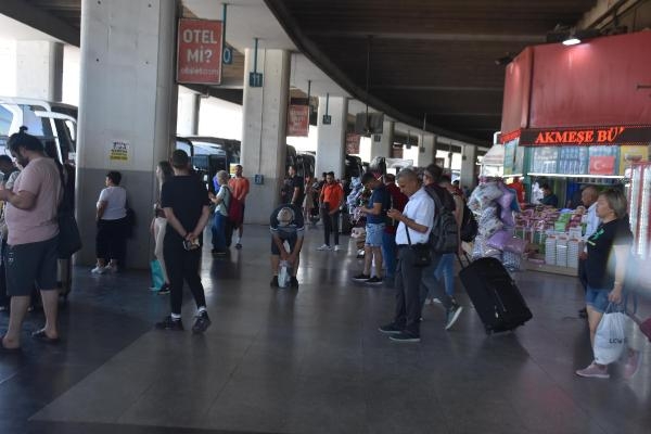 İzmir Otogarı'nda yoğunluk! Seferler katlandı