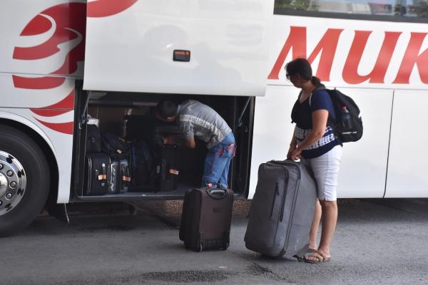 İzmir Otogarı'nda yoğunluk! Seferler katlandı