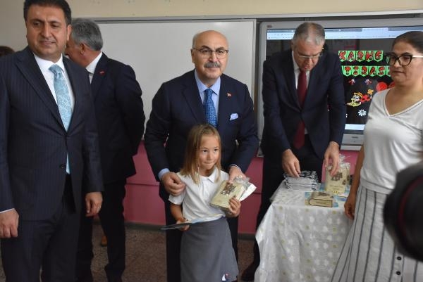 İzmir'de 890 bin öğrenci karne aldı