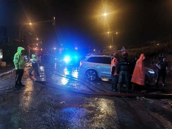 İzmir'de çok sayıda araç sel sularına kapıldı