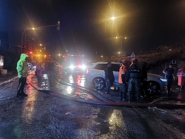 İzmir'de çok sayıda araç sel sularına kapıldı