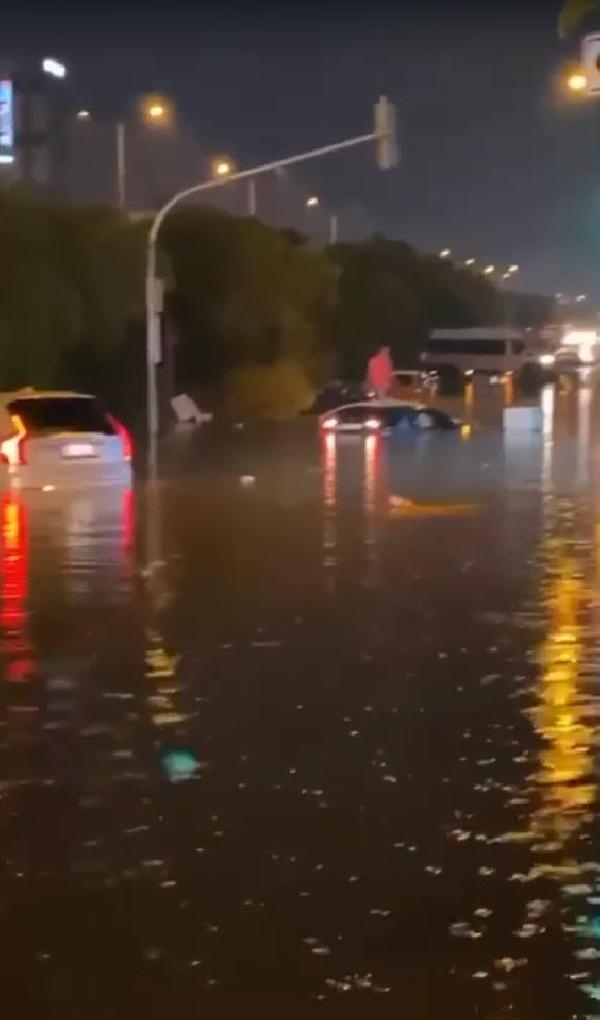 İzmir'de çok sayıda araç sel sularına kapıldı
