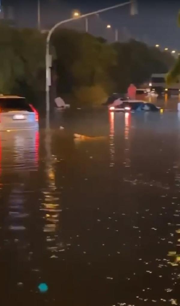 İzmir'de çok sayıda araç sel sularına kapıldı