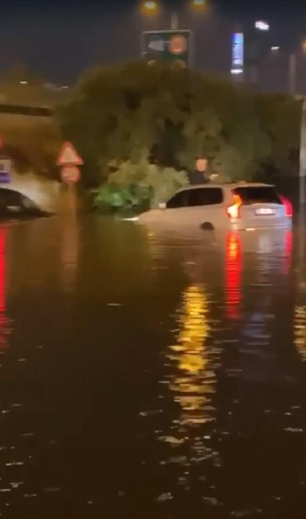 İzmir'de çok sayıda araç sel sularına kapıldı