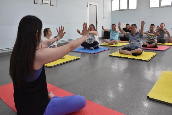 İzmir'de özel bireyler yoga yaptı