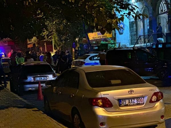 İzmir'de trafik tartışması silahlı kavgaya döndü
